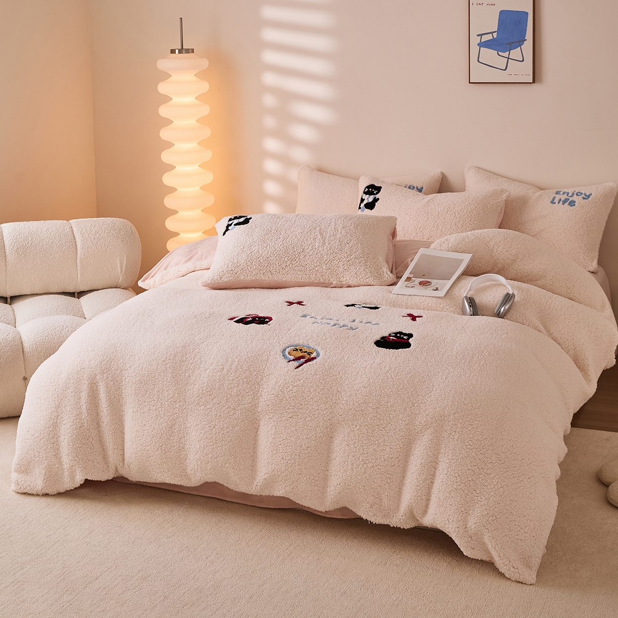 91家纺网 家纺一手货源 找家纺 曼町家居 2025新款羊羔绒牛奶绒毛巾绣四件套 猫咪早餐·米白