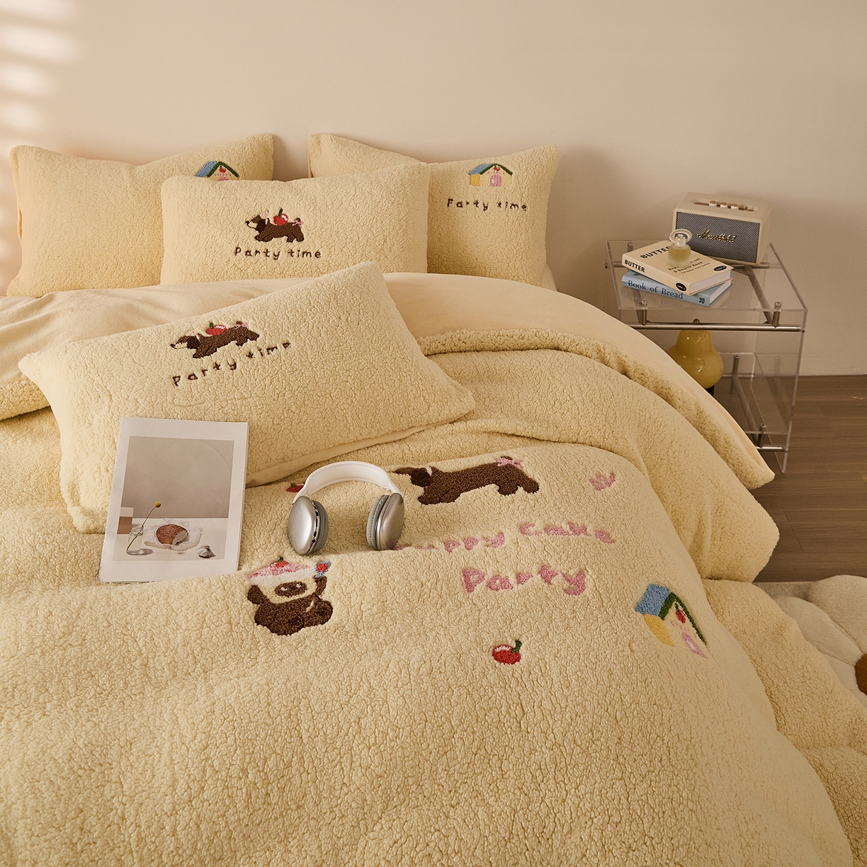 91家纺网 家纺一手货源 找家纺 曼町家居 2025新款羊羔绒牛奶绒毛巾绣四件套 腊肠狗·芝士黄