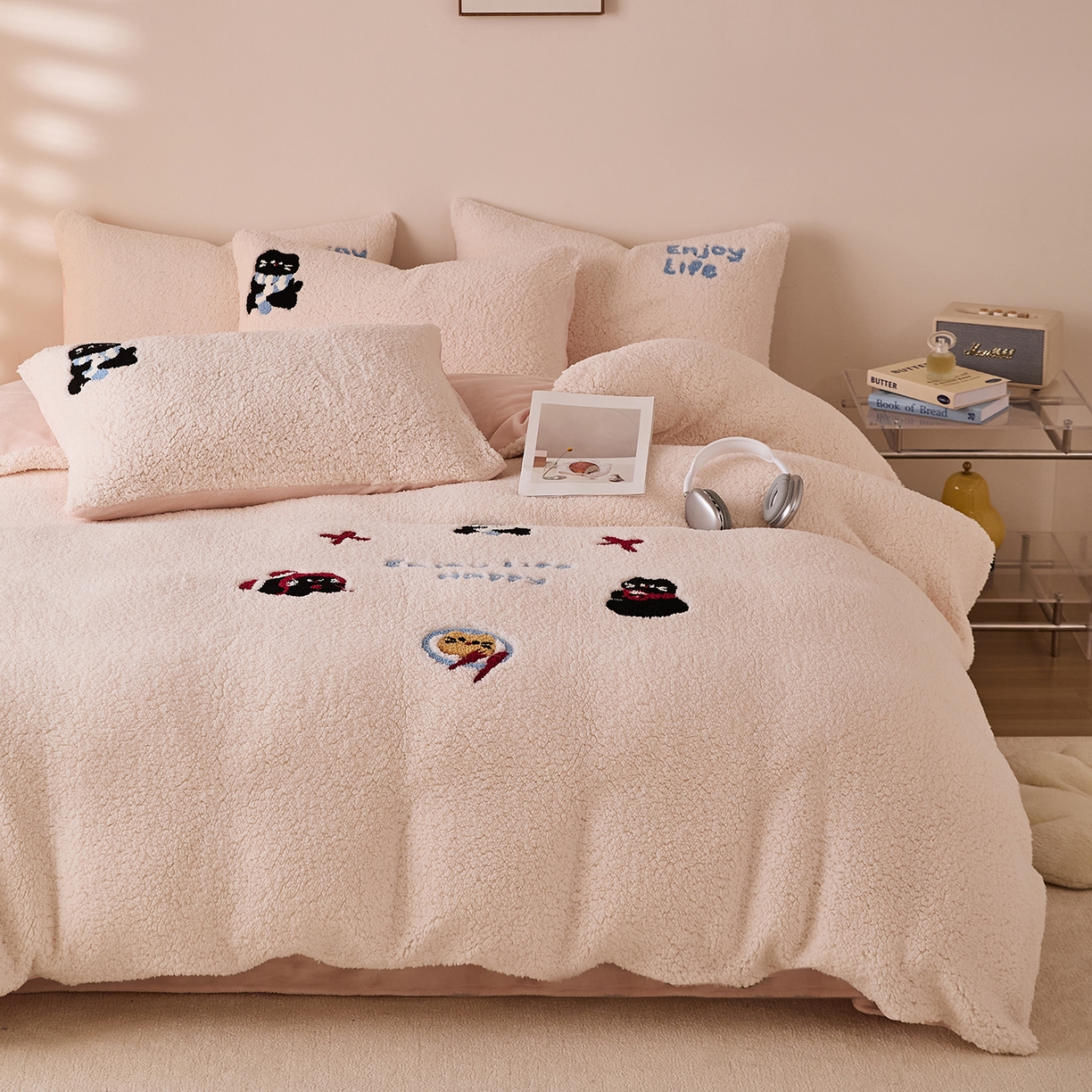 91家纺网 家纺一手货源 找家纺 曼町家居 2025新款羊羔绒牛奶绒毛巾绣四件套 猫咪早餐·米白