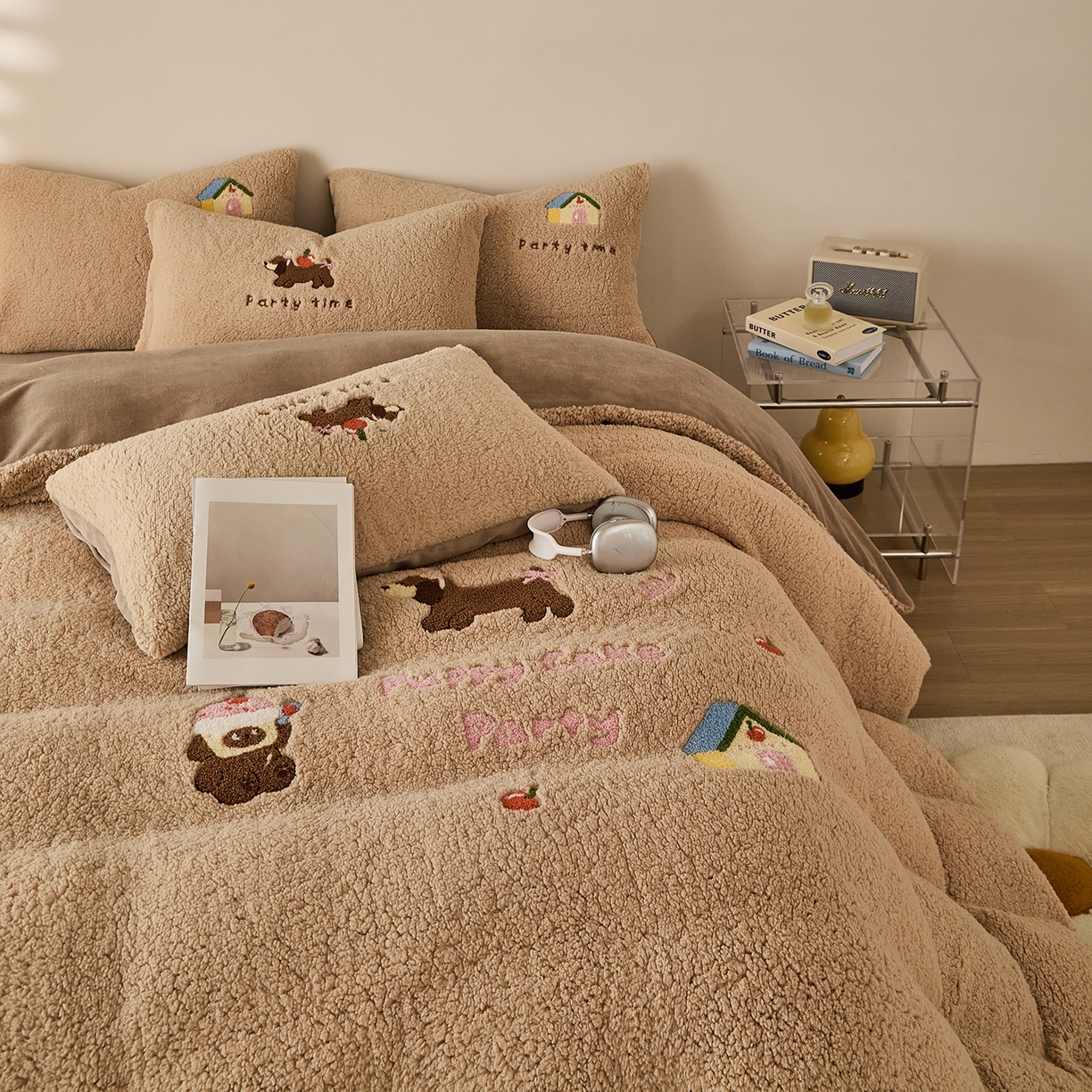 91家纺网 家纺一手货源 找家纺 曼町家居 2025新款羊羔绒牛奶绒毛巾绣四件套 腊肠狗·咖