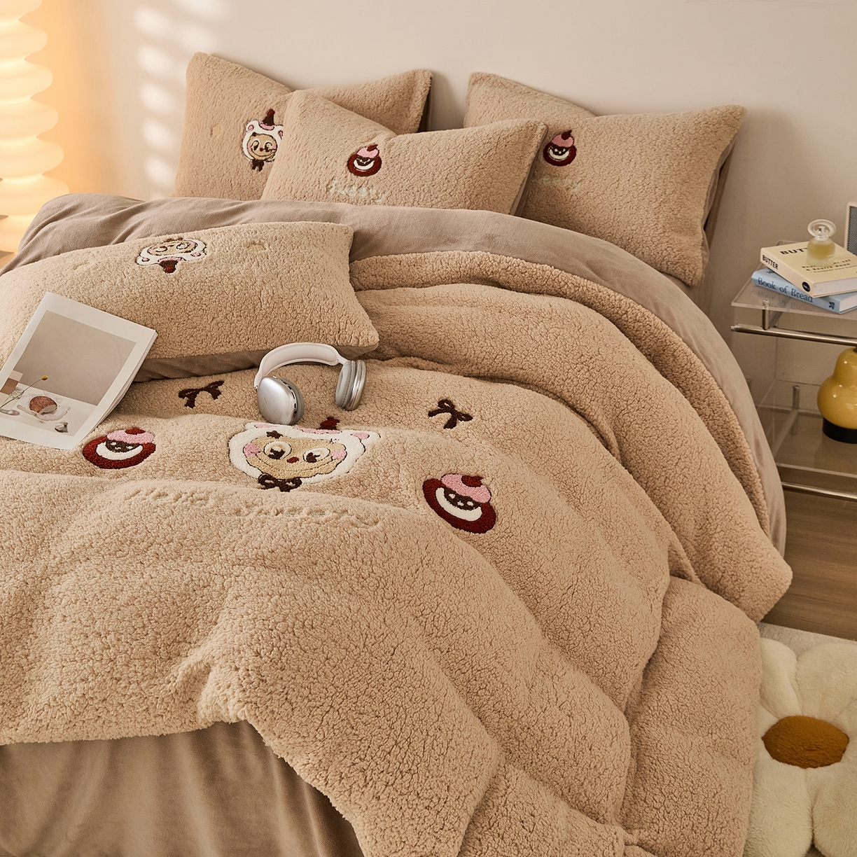 91家纺网 家纺一手货源 找家纺 曼町家居 2025新款羊羔绒牛奶绒毛巾绣四件套 布布·咖