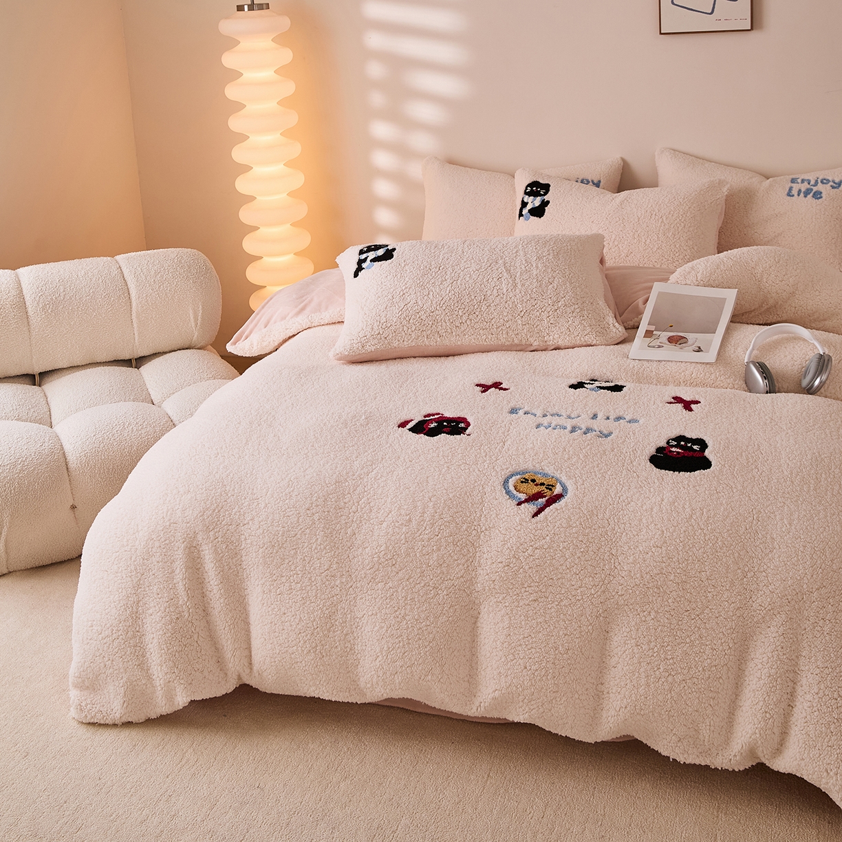 91家纺网 家纺一手货源 找家纺 曼町家居 2025新款羊羔绒牛奶绒毛巾绣四件套 猫咪早餐·米白