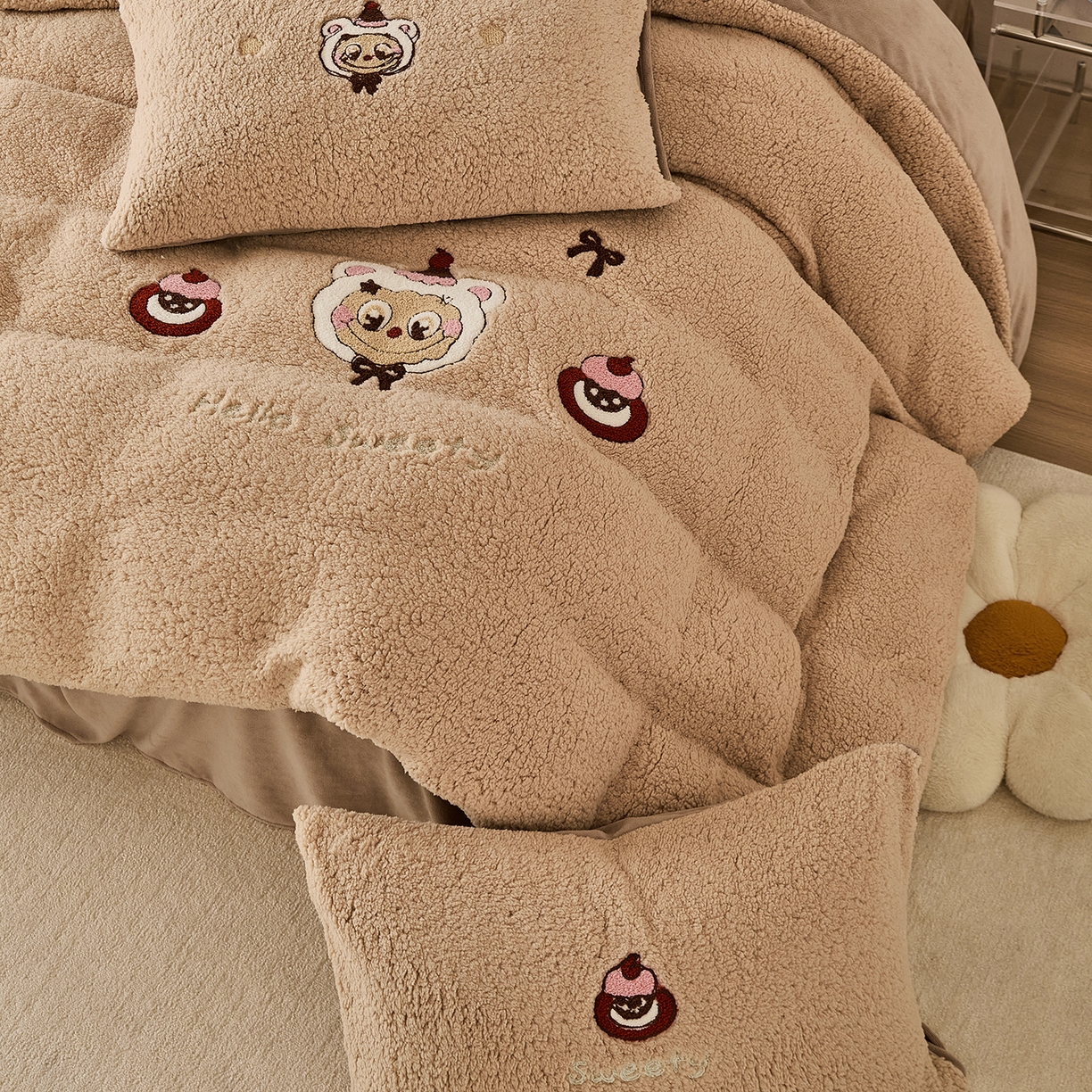 91家纺网 家纺一手货源 找家纺 曼町家居 2025新款羊羔绒牛奶绒毛巾绣四件套 布布·咖