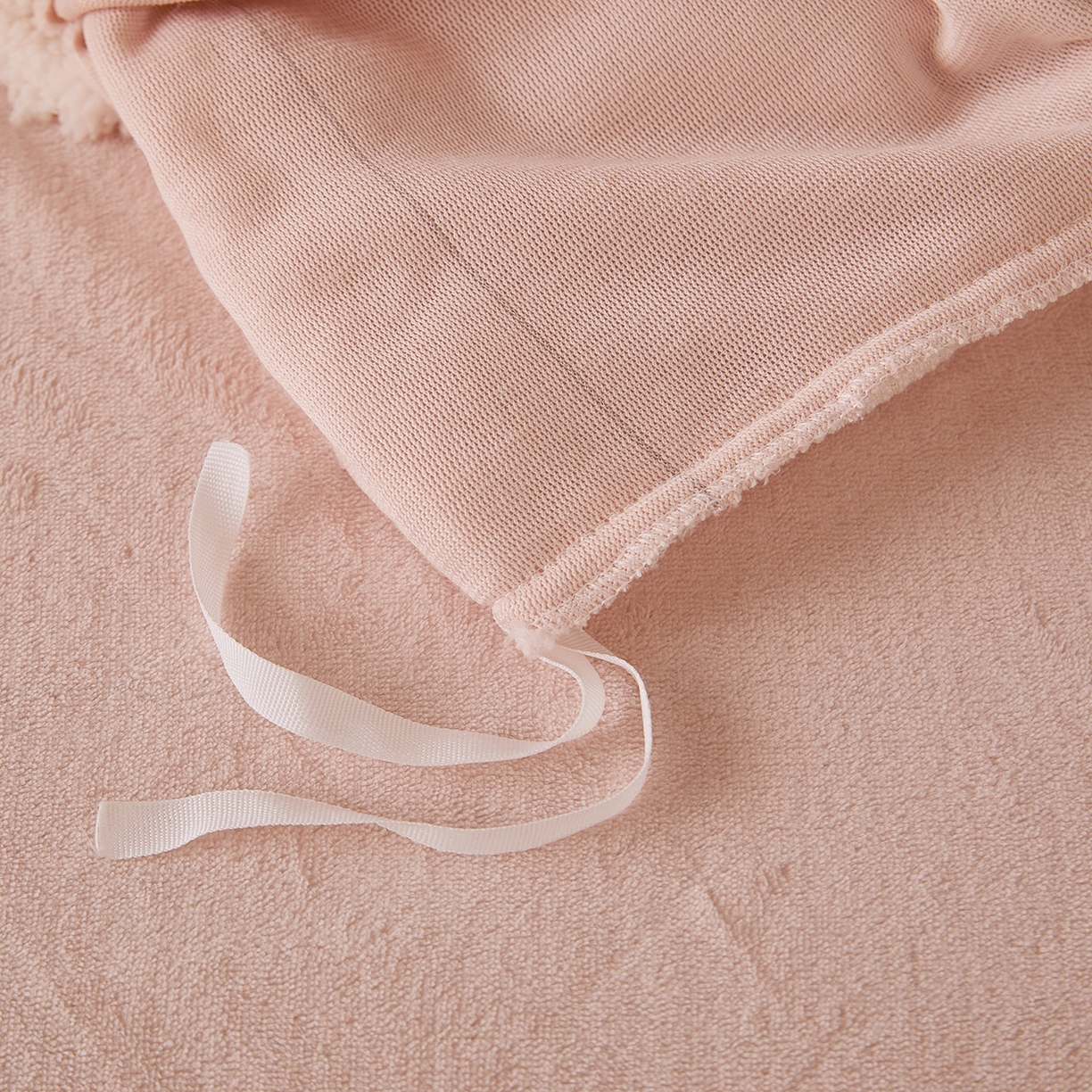 91家纺网 家纺一手货源 找家纺 曼町家居 2025新款羊羔绒牛奶绒毛巾绣四件套 猫咪早餐·米白