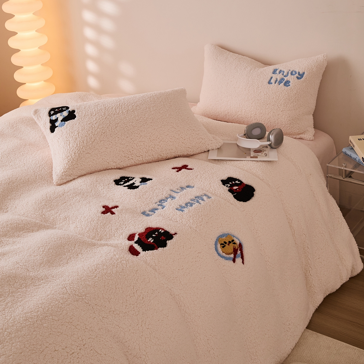 91家纺网 家纺一手货源 找家纺 曼町家居 2025新款羊羔绒牛奶绒毛巾绣四件套 猫咪早餐·米白