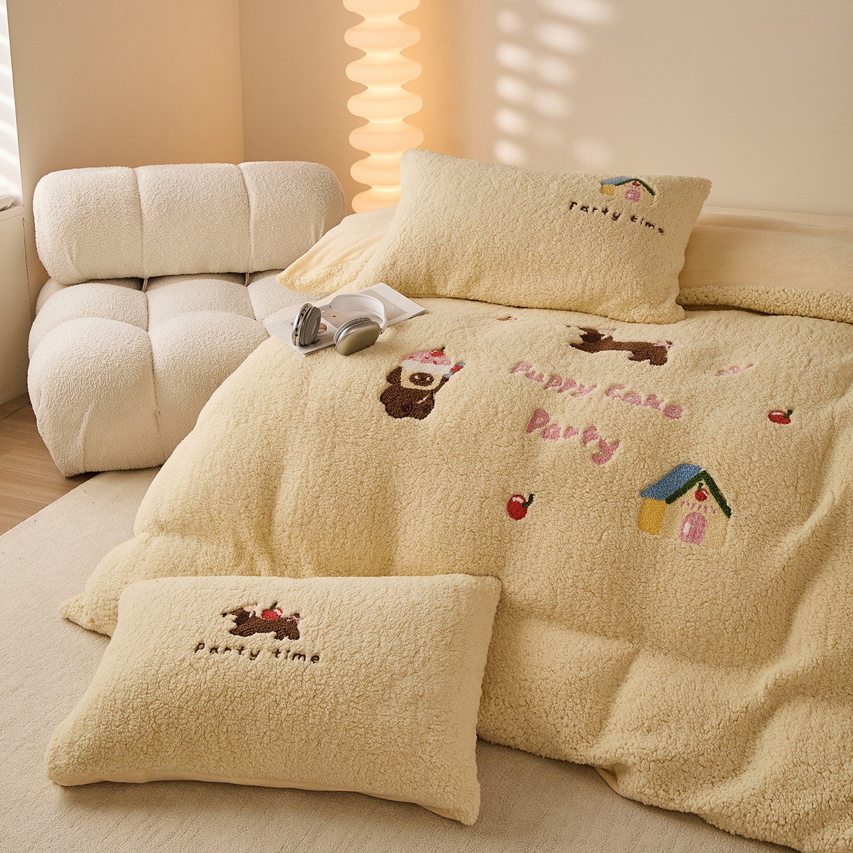 91家纺网 家纺一手货源 找家纺 曼町家居 2025新款羊羔绒牛奶绒毛巾绣四件套 腊肠狗·芝士黄