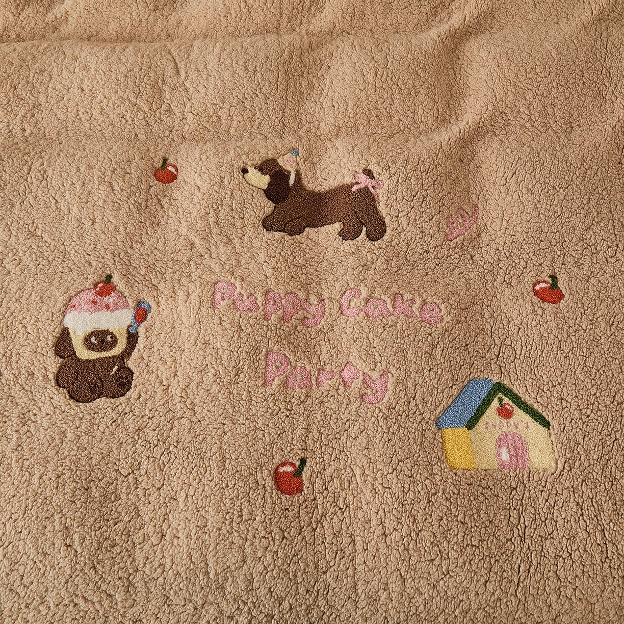 91家纺网 家纺一手货源 找家纺 曼町家居 2025新款羊羔绒牛奶绒毛巾绣四件套 腊肠狗·咖