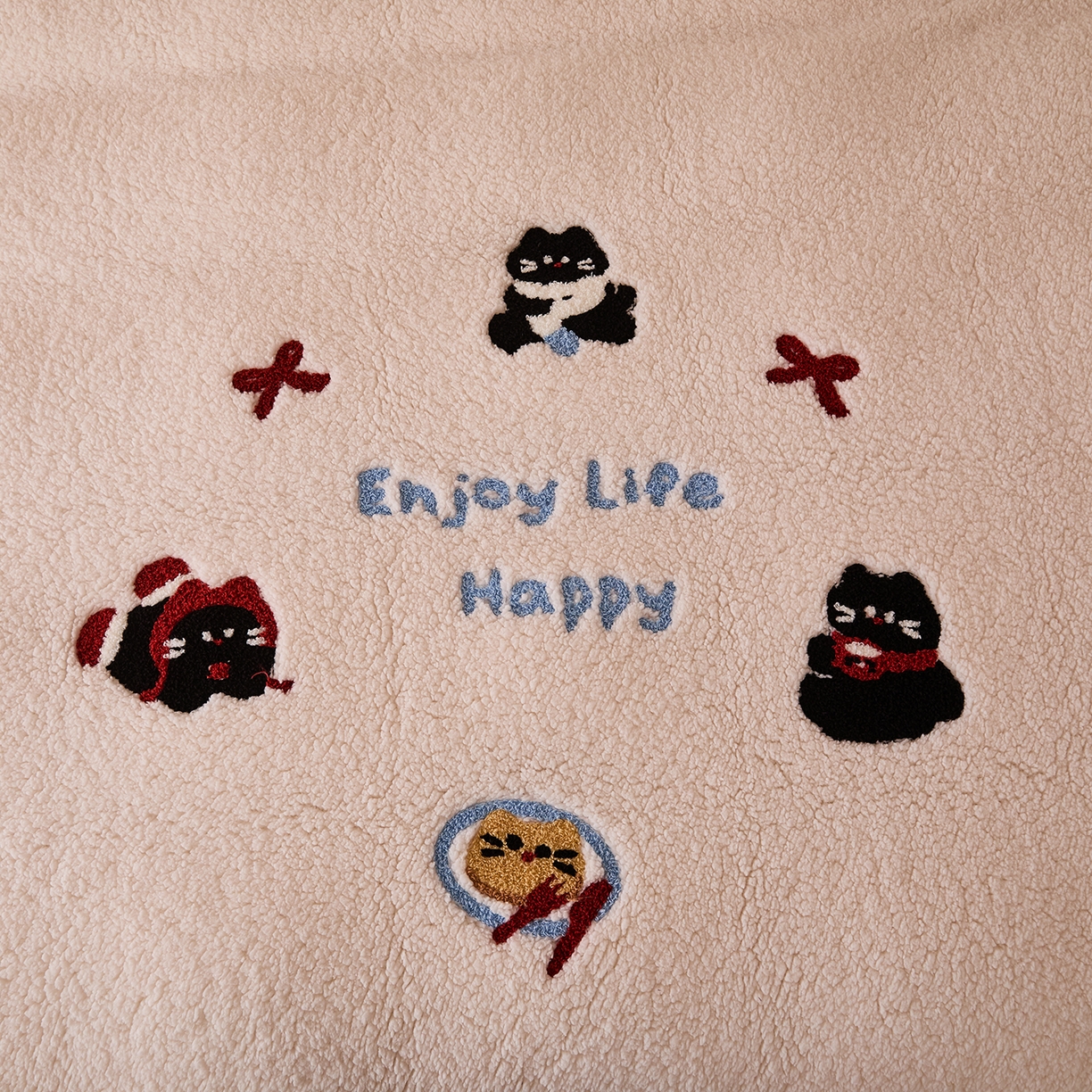 91家纺网 家纺一手货源 找家纺 曼町家居 2025新款羊羔绒牛奶绒毛巾绣四件套 猫咪早餐·米白