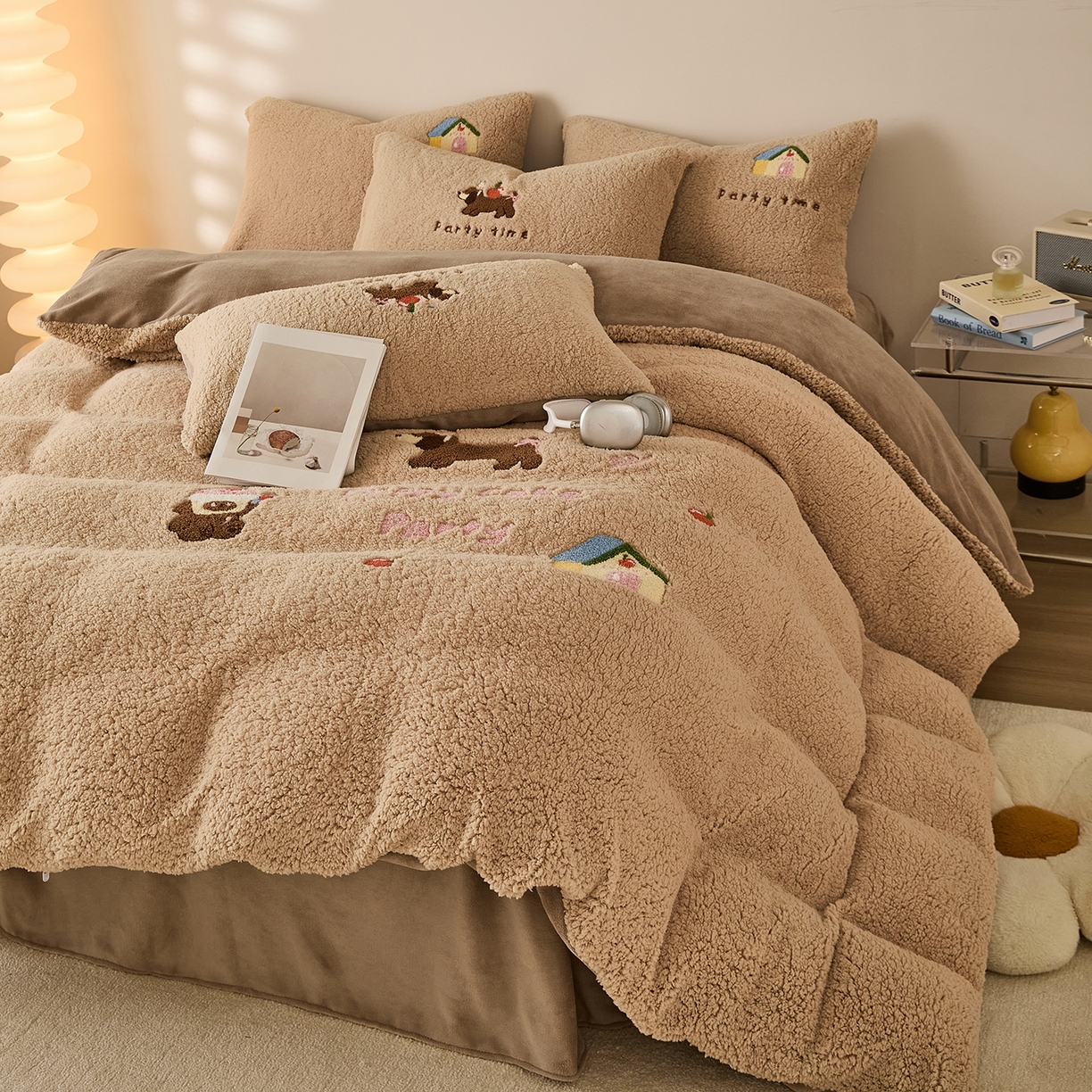 91家纺网 家纺一手货源 找家纺 曼町家居 2025新款羊羔绒牛奶绒毛巾绣四件套 腊肠狗·咖