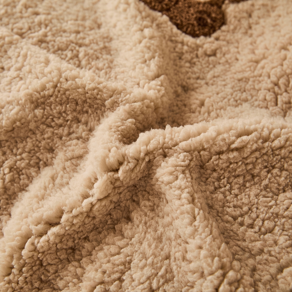 91家纺网 家纺一手货源 找家纺 曼町家居 2025新款羊羔绒牛奶绒毛巾绣四件套 腊肠狗·咖