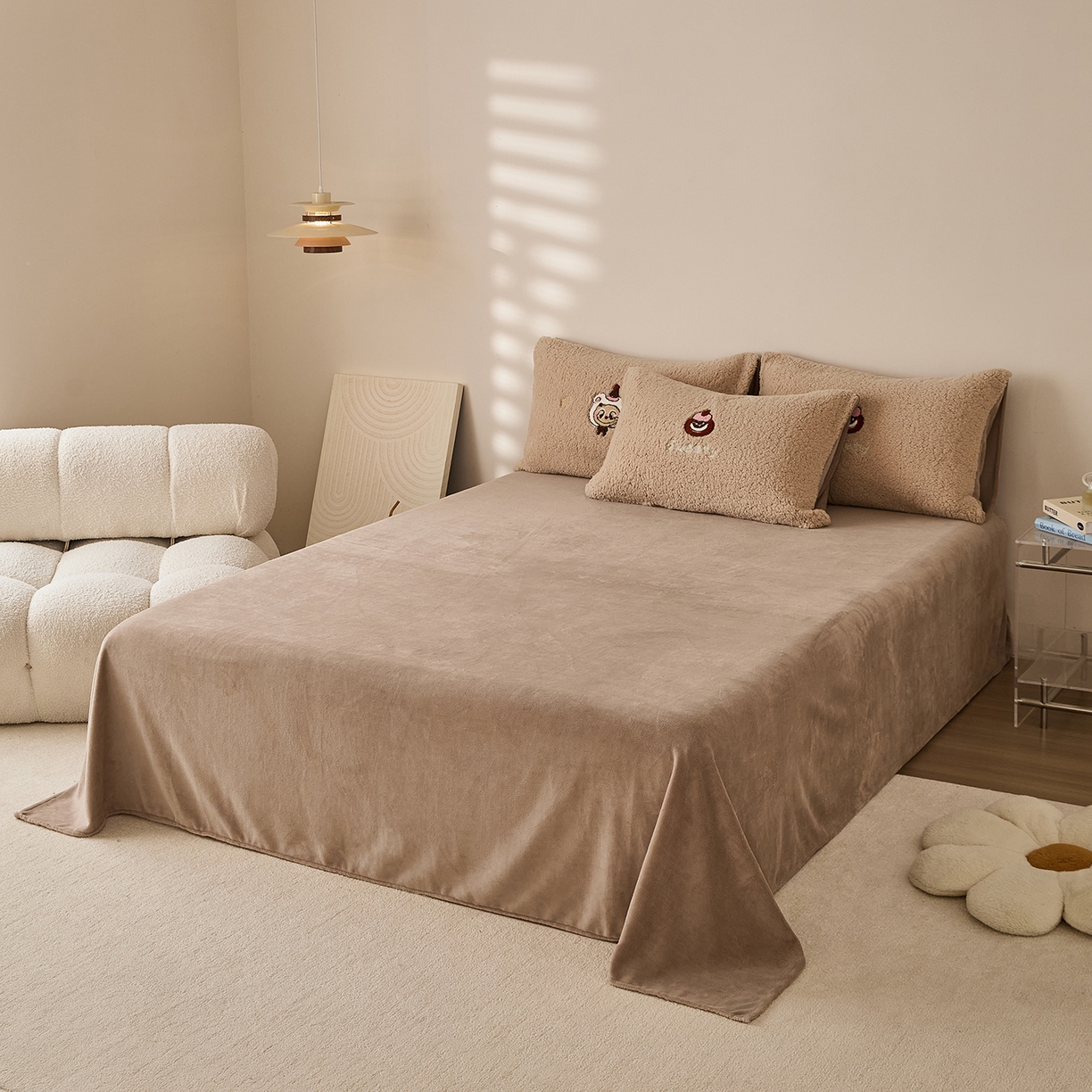 91家纺网 家纺一手货源 找家纺 曼町家居 2025新款羊羔绒牛奶绒毛巾绣四件套 布布·咖