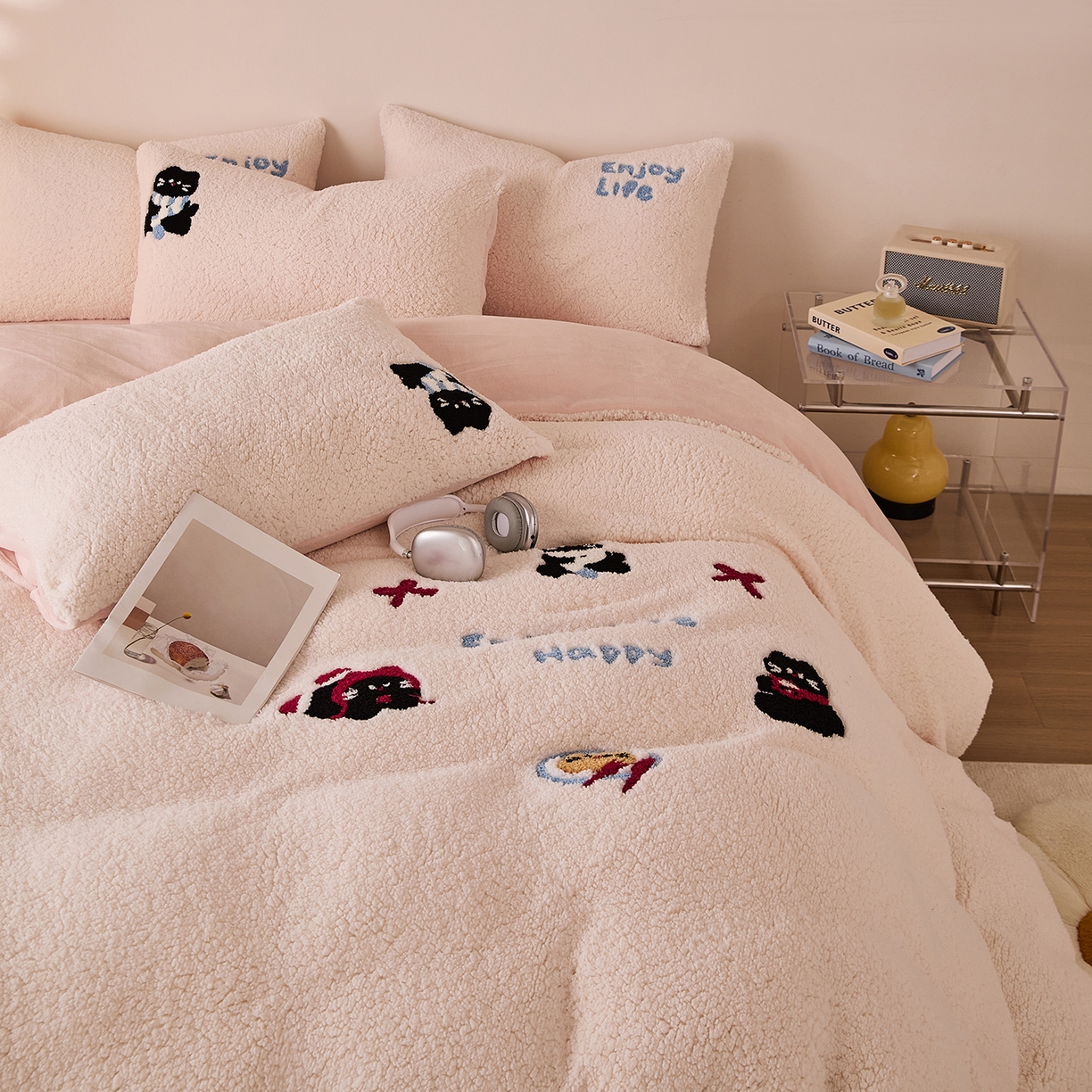 91家纺网 家纺一手货源 找家纺 曼町家居 2025新款羊羔绒牛奶绒毛巾绣四件套 猫咪早餐·米白