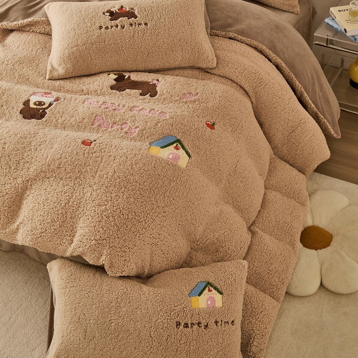 91家纺网 家纺一手货源 找家纺 曼町家居 2025新款羊羔绒牛奶绒毛巾绣四件套 腊肠狗·咖