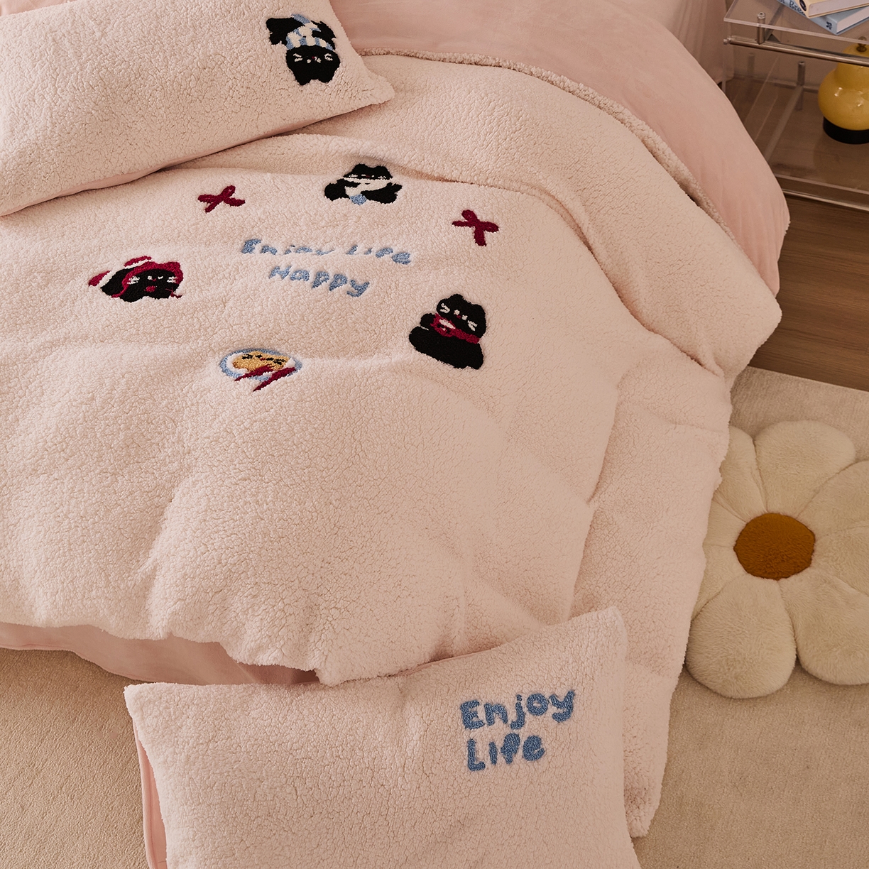 91家纺网 家纺一手货源 找家纺 曼町家居 2025新款羊羔绒牛奶绒毛巾绣四件套 猫咪早餐·米白