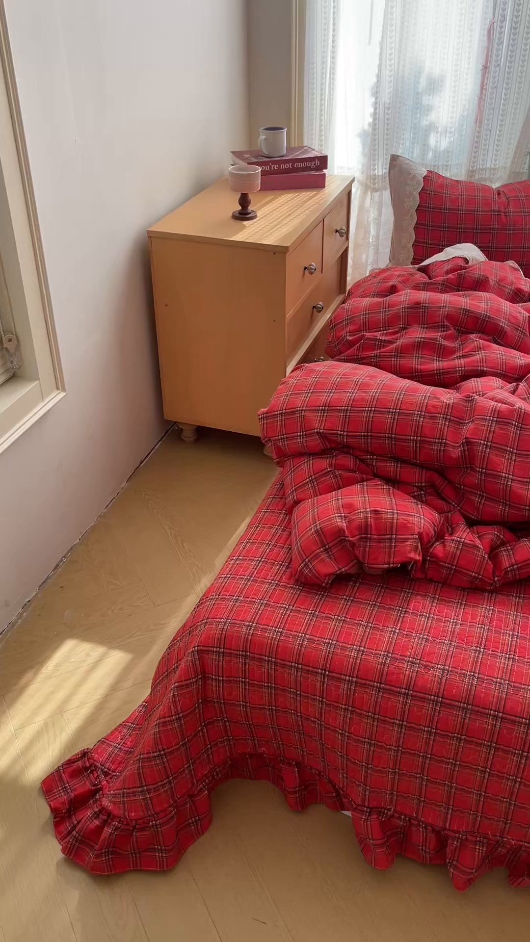 91家纺网 家纺一手货源 找家纺 轻奢坊 2025新款125g高克重皱皱撒欢复古格子蕾丝花边四件套 复古酒红