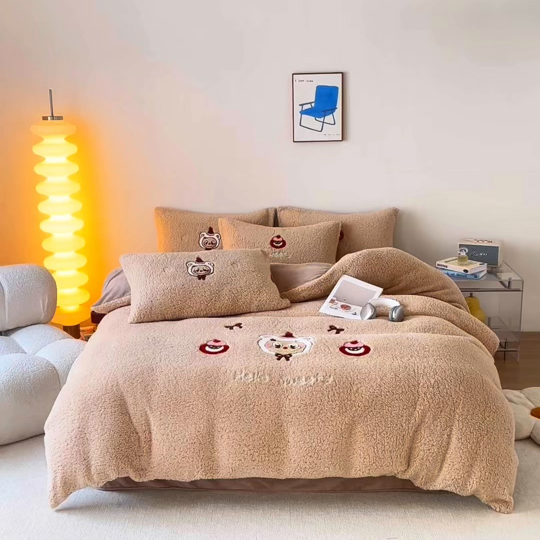 91家纺网 家纺一手货源 找家纺 曼町家居 2025新款羊羔绒牛奶绒毛巾绣四件套 布布·咖