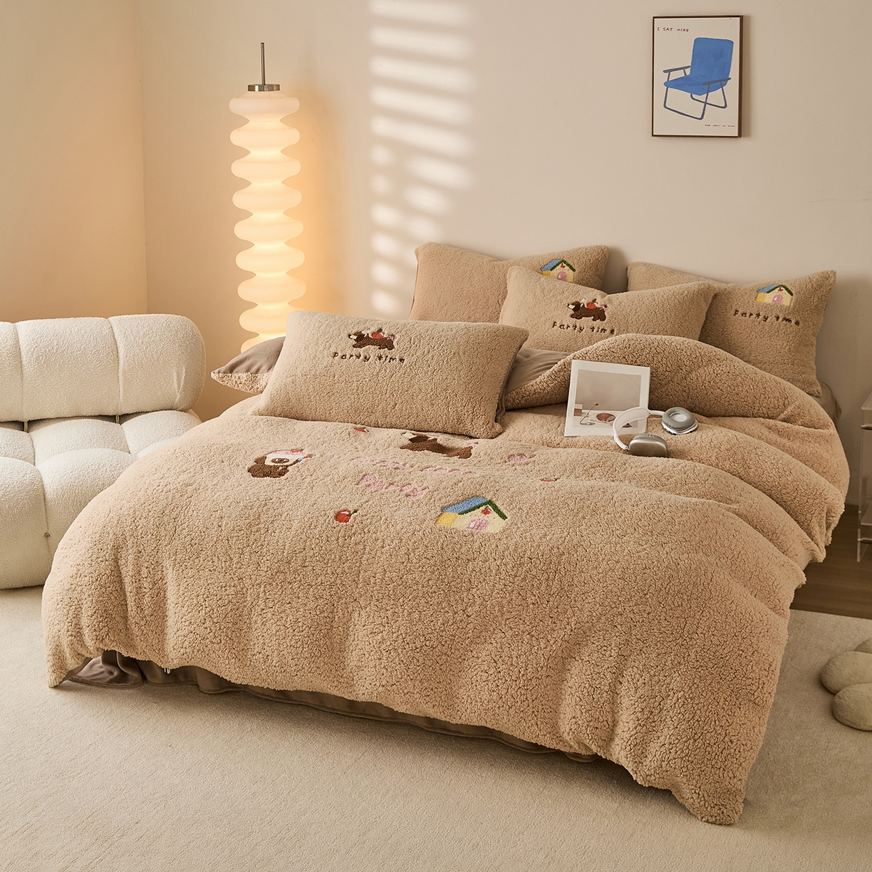 91家纺网 家纺一手货源 找家纺 曼町家居 2025新款羊羔绒牛奶绒毛巾绣四件套 腊肠狗·咖