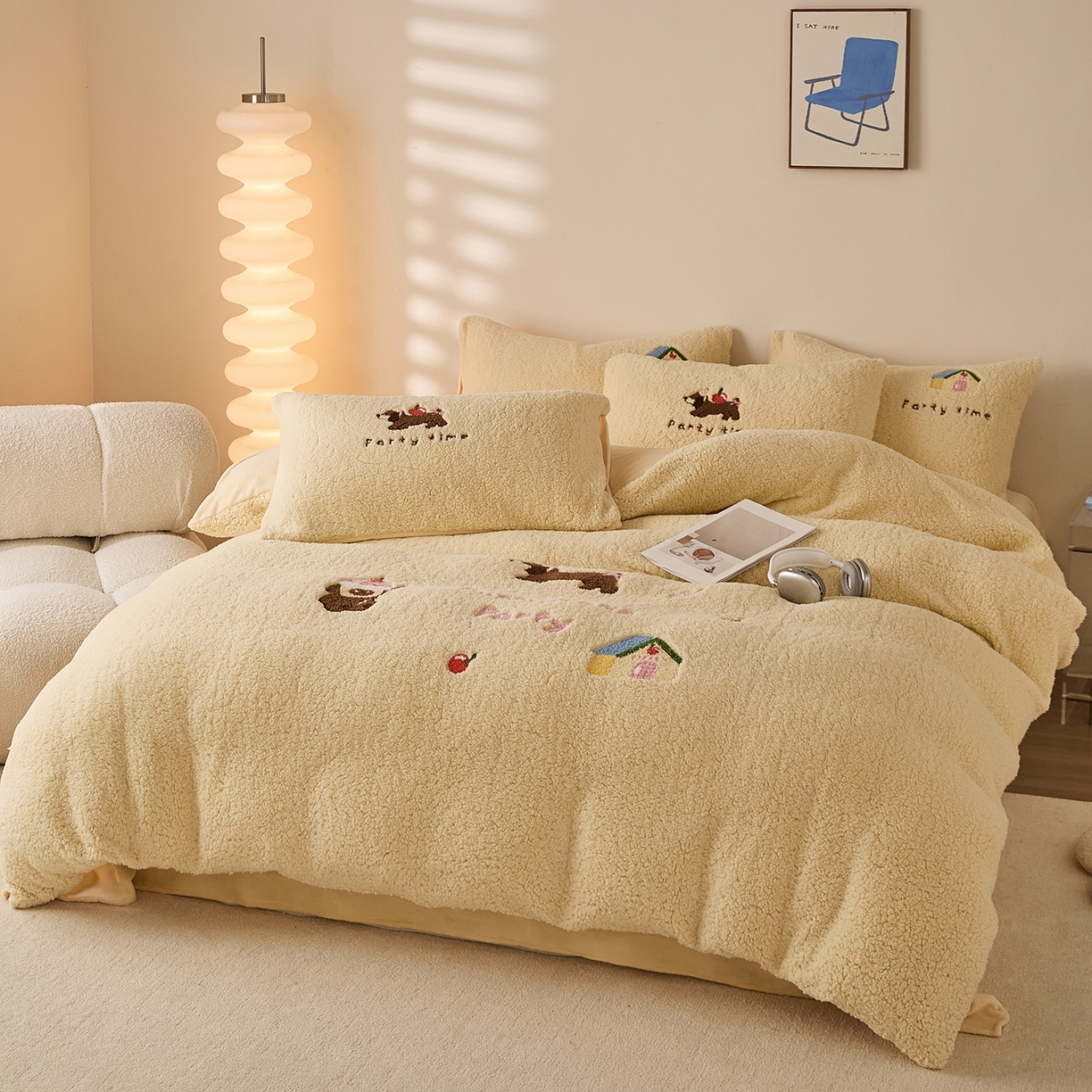 91家纺网 家纺一手货源 找家纺 曼町家居 2025新款羊羔绒牛奶绒毛巾绣四件套 腊肠狗·芝士黄