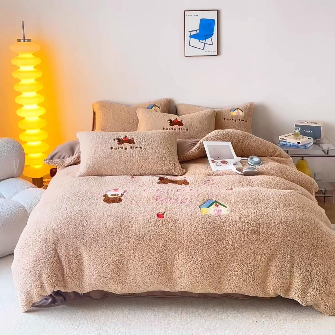 91家纺网 家纺一手货源 找家纺 曼町家居 2025新款羊羔绒牛奶绒毛巾绣四件套 腊肠狗·咖