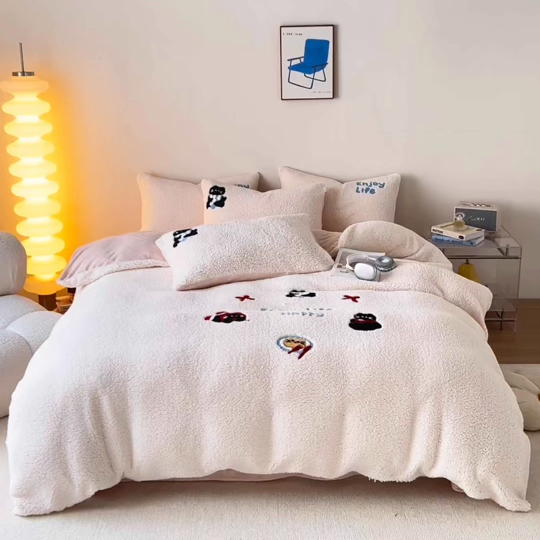 91家纺网 家纺一手货源 找家纺 曼町家居 2025新款羊羔绒牛奶绒毛巾绣四件套 猫咪早餐·米白