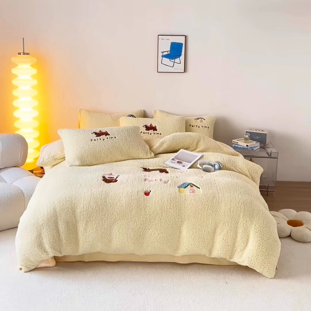 91家纺网 家纺一手货源 找家纺 曼町家居 2025新款羊羔绒牛奶绒毛巾绣四件套 腊肠狗·芝士黄