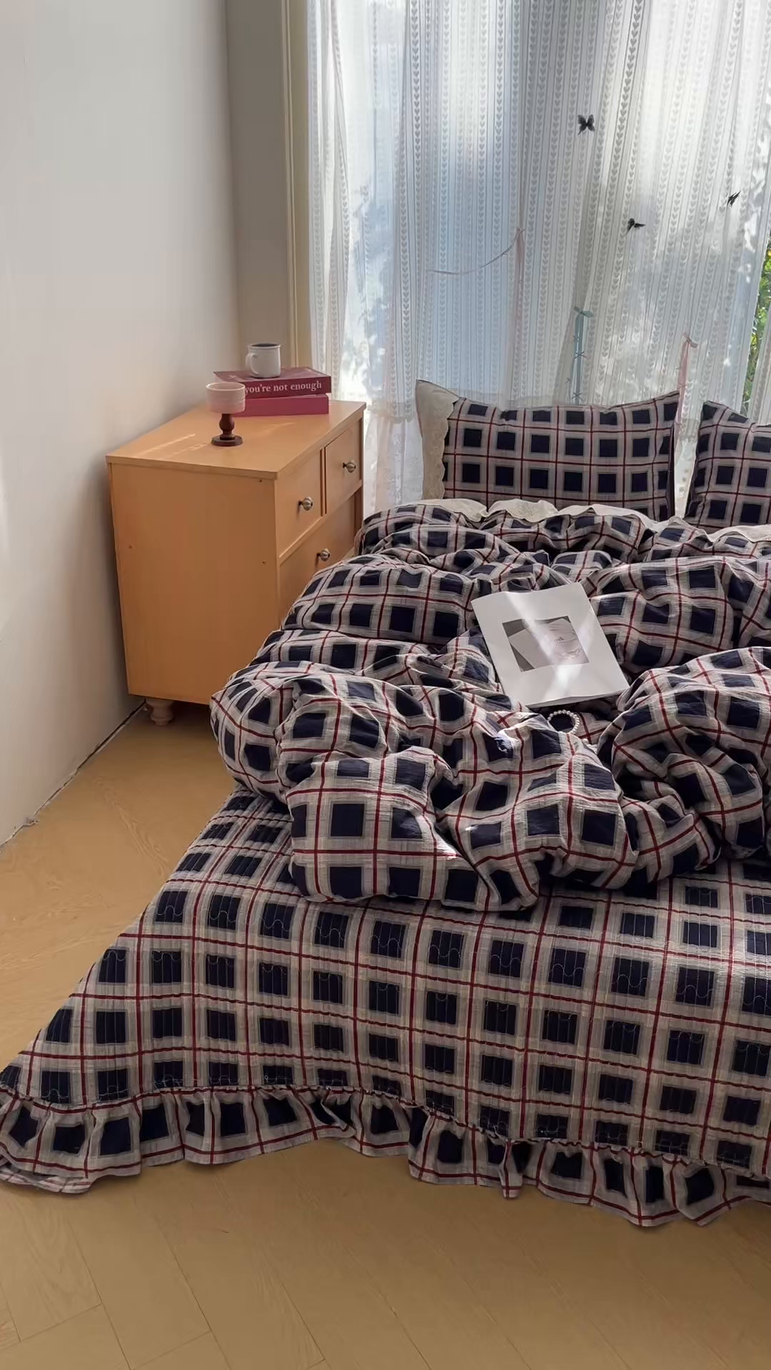 91家纺网 家纺一手货源 找家纺 轻奢坊 2025新款125g高克重皱皱撒欢复古格子蕾丝花边四件套 复古炭黑