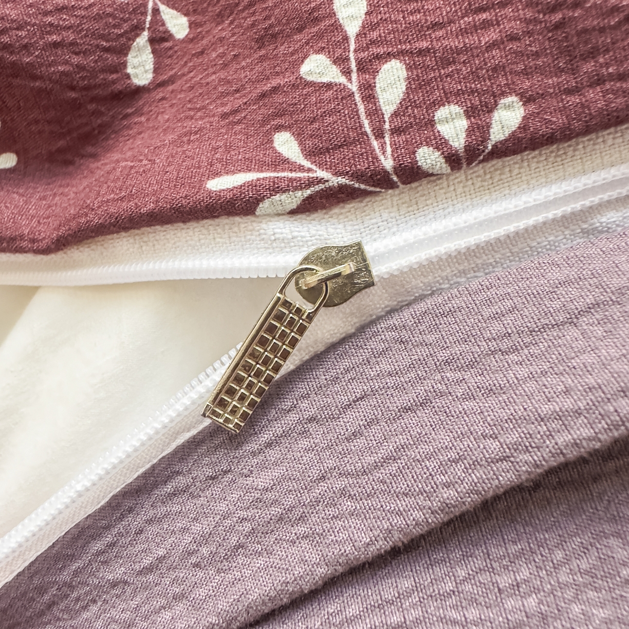 91家纺网 家纺一手货源 找家纺 亨通家纺 2025新款复古原麻双层纱臻至系列四件套 绯色花蔓