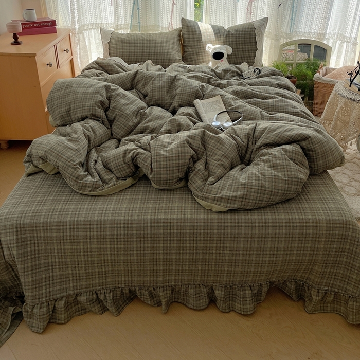 91家纺网 家纺一手货源 找家纺 轻奢坊 2025新款125g高克重皱皱撒欢复古格子蕾丝花边四件套 橄榄绿格