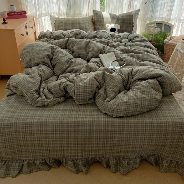 91家纺网 家纺一手货源 找家纺 轻奢坊 2025新款125g高克重皱皱撒欢复古格子蕾丝花边四件套 橄榄绿格