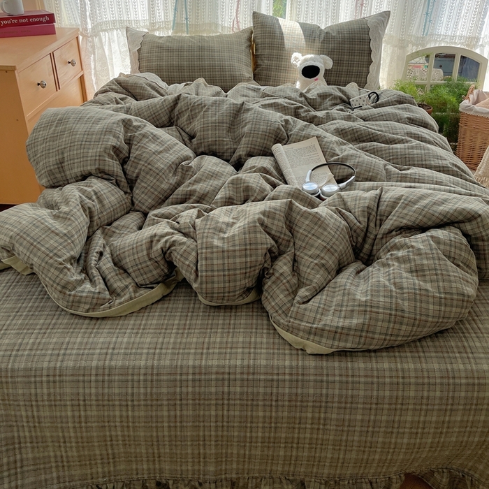 91家纺网 家纺一手货源 找家纺 轻奢坊 2025新款125g高克重皱皱撒欢复古格子蕾丝花边四件套 橄榄绿格