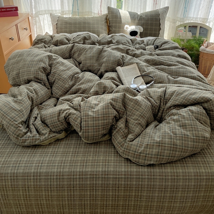 91家纺网 家纺一手货源 找家纺 轻奢坊 2025新款125g高克重皱皱撒欢复古格子蕾丝花边四件套 橄榄绿格