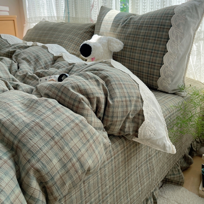 91家纺网 家纺一手货源 找家纺 轻奢坊 2025新款125g高克重皱皱撒欢复古格子蕾丝花边四件套 橄榄绿格