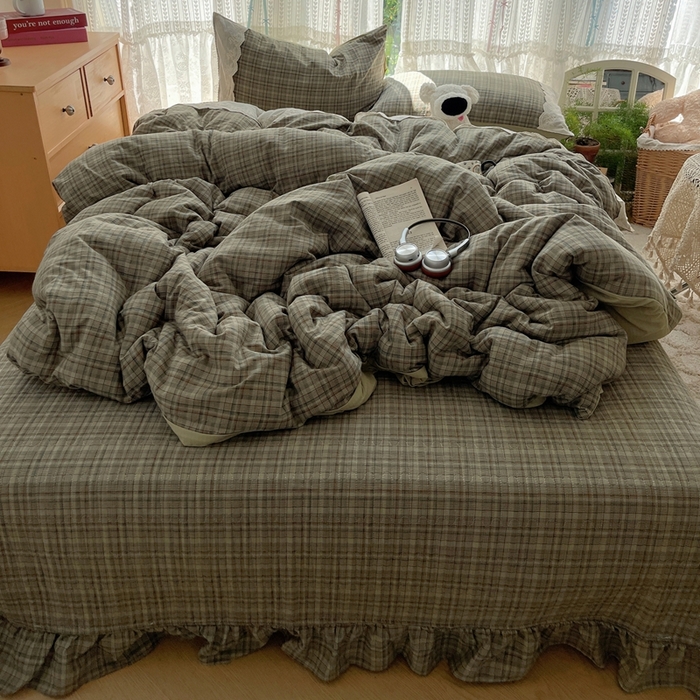 91家纺网 家纺一手货源 找家纺 轻奢坊 2025新款125g高克重皱皱撒欢复古格子蕾丝花边四件套 橄榄绿格