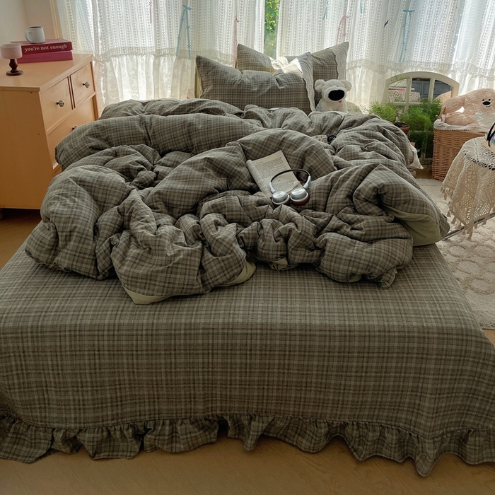 91家纺网 家纺一手货源 找家纺 轻奢坊 2025新款125g高克重皱皱撒欢复古格子蕾丝花边四件套 橄榄绿格