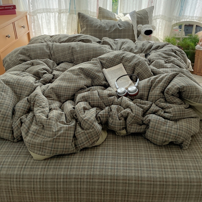 91家纺网 家纺一手货源 找家纺 轻奢坊 2025新款125g高克重皱皱撒欢复古格子蕾丝花边四件套 橄榄绿格