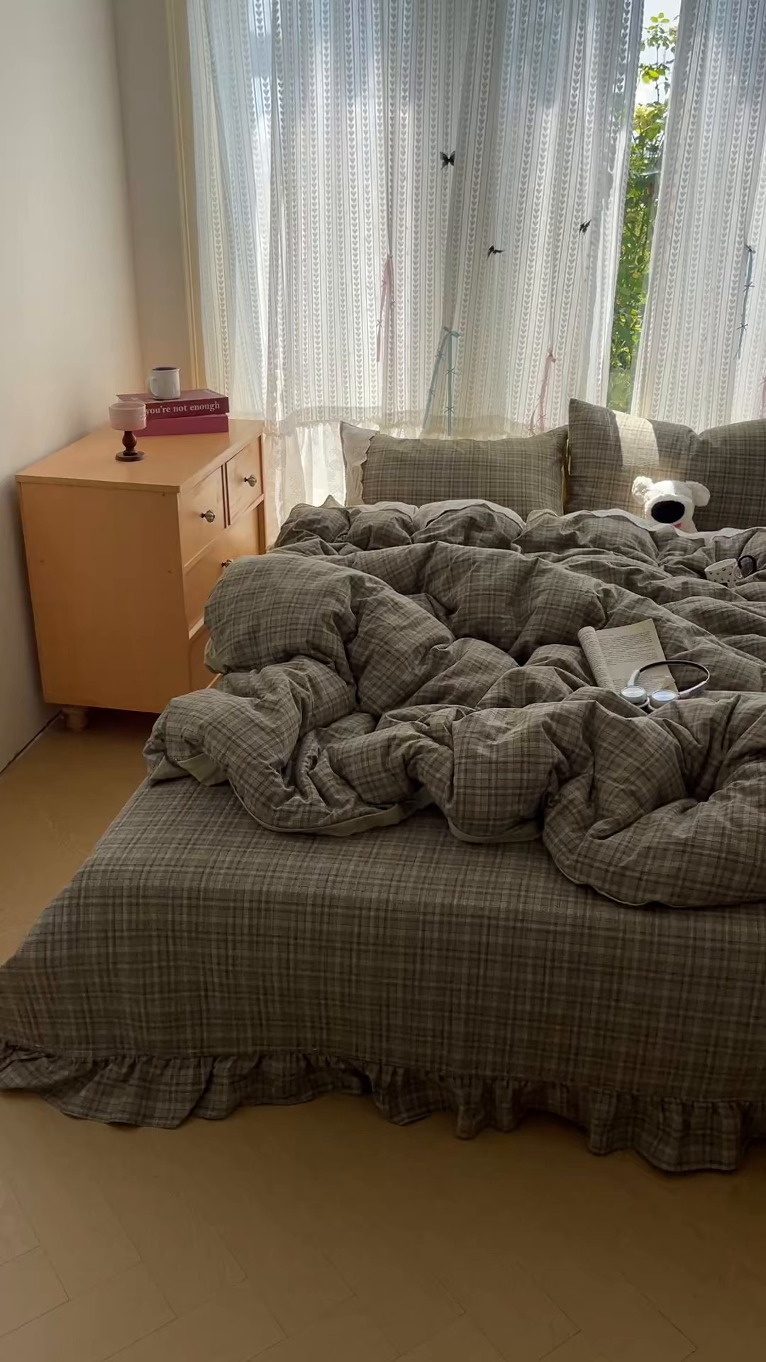 91家纺网 家纺一手货源 找家纺 轻奢坊 2025新款125g高克重皱皱撒欢复古格子蕾丝花边四件套 橄榄绿格