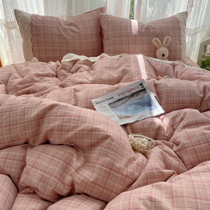 91家纺网 家纺一手货源 找家纺 轻奢坊 2025新款125g高克重皱皱撒欢复古格子蕾丝花边四件套 古典粉格