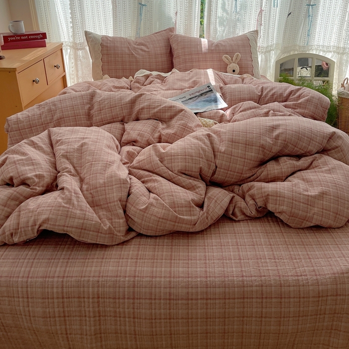 91家纺网 家纺一手货源 找家纺 轻奢坊 2025新款125g高克重皱皱撒欢复古格子蕾丝花边四件套 古典粉格