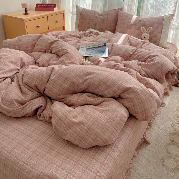 91家纺网 家纺一手货源 找家纺 轻奢坊 2025新款125g高克重皱皱撒欢复古格子蕾丝花边四件套 古典粉格