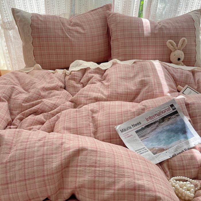 91家纺网 家纺一手货源 找家纺 轻奢坊 2025新款125g高克重皱皱撒欢复古格子蕾丝花边四件套 古典粉格