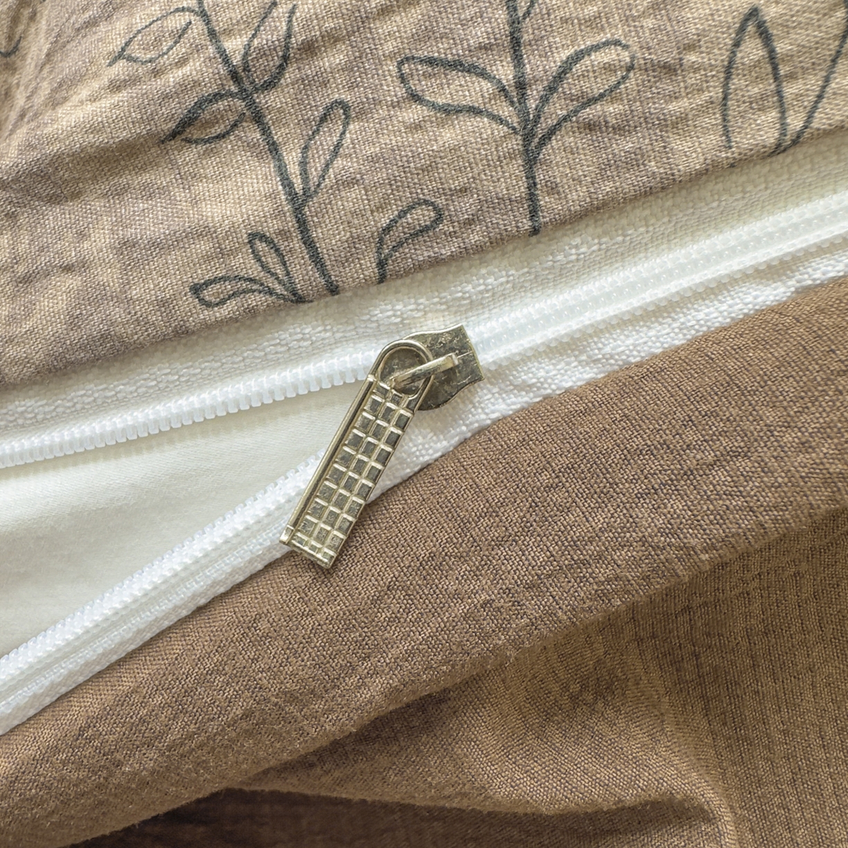 91家纺网 家纺一手货源 找家纺 亨通家纺 2025新款复古原麻双层纱臻至系列四件套 复古棕花