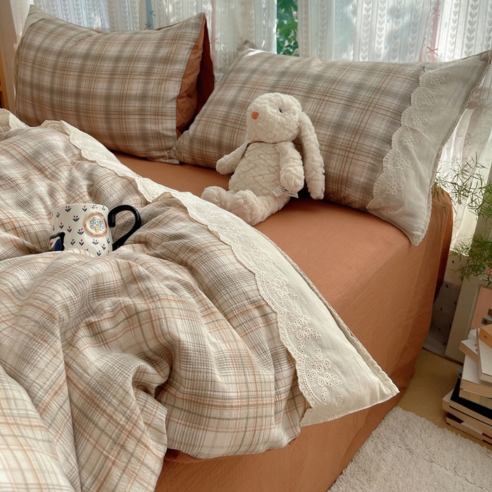 91家纺网 家纺一手货源 找家纺 轻奢坊 2025新款125g高克重皱皱撒欢复古格子蕾丝花边四件套 怀旧棕咖