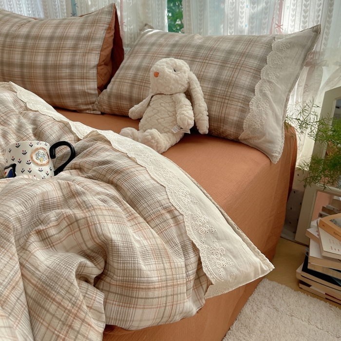 91家纺网 家纺一手货源 找家纺 轻奢坊 2025新款125g高克重皱皱撒欢复古格子蕾丝花边四件套 怀旧棕咖