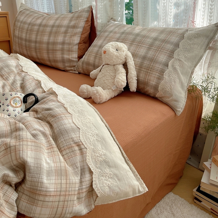 91家纺网 家纺一手货源 找家纺 轻奢坊 2025新款125g高克重皱皱撒欢复古格子蕾丝花边四件套 怀旧棕咖