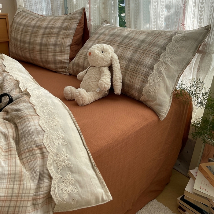 91家纺网 家纺一手货源 找家纺 轻奢坊 2025新款125g高克重皱皱撒欢复古格子蕾丝花边四件套 怀旧棕咖