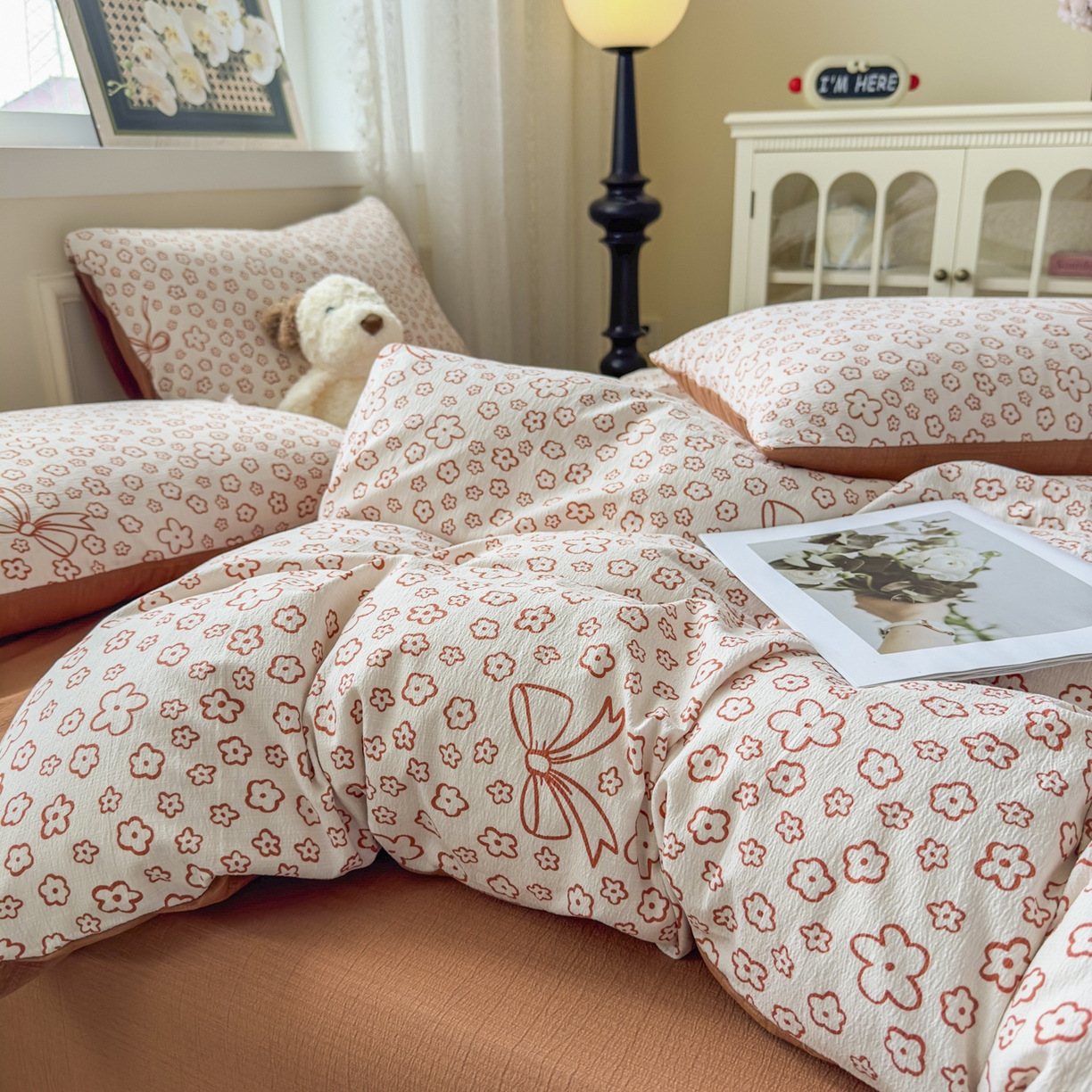 91家纺网 家纺一手货源 找家纺 亨通家纺 2025新款复古原麻双层纱臻至系列四件套 蝴蝶结花-橘