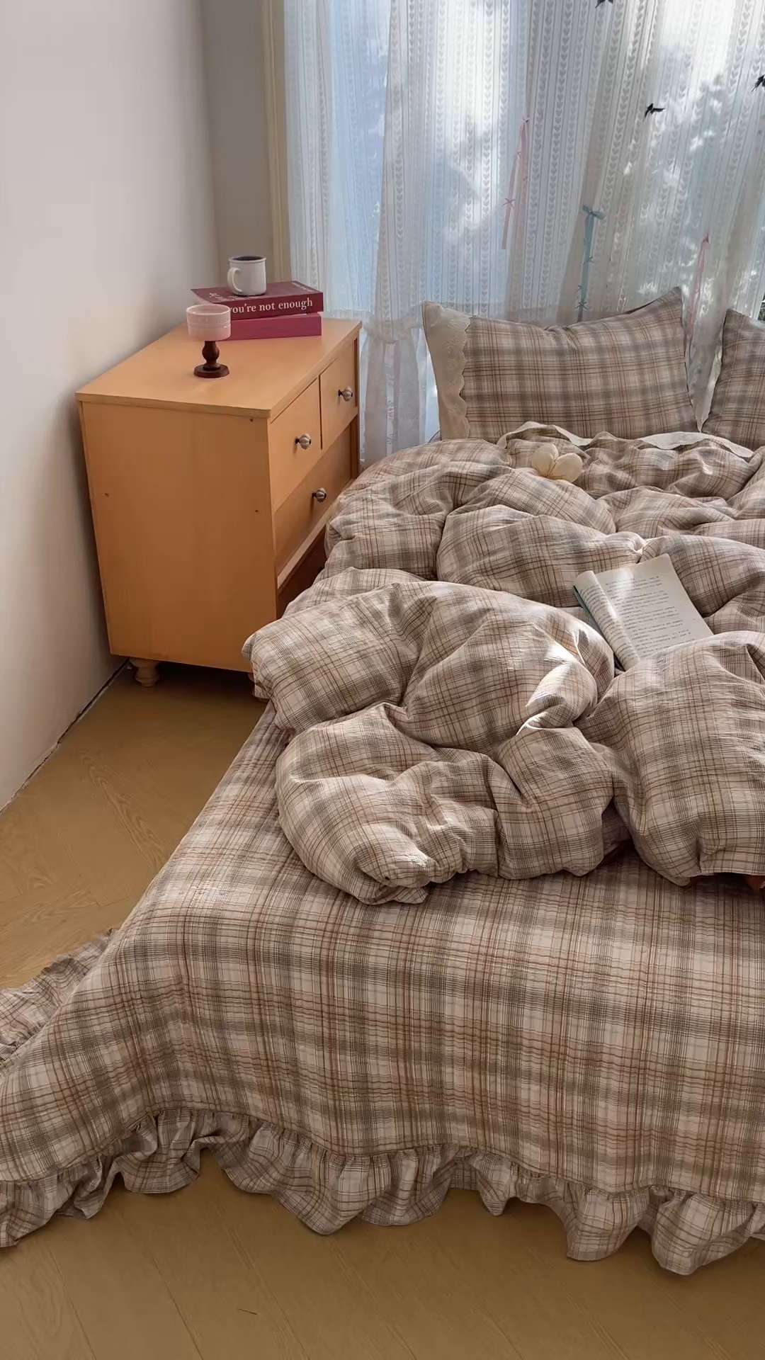 91家纺网 家纺一手货源 找家纺 轻奢坊 2025新款125g高克重皱皱撒欢复古格子蕾丝花边四件套 怀旧棕咖