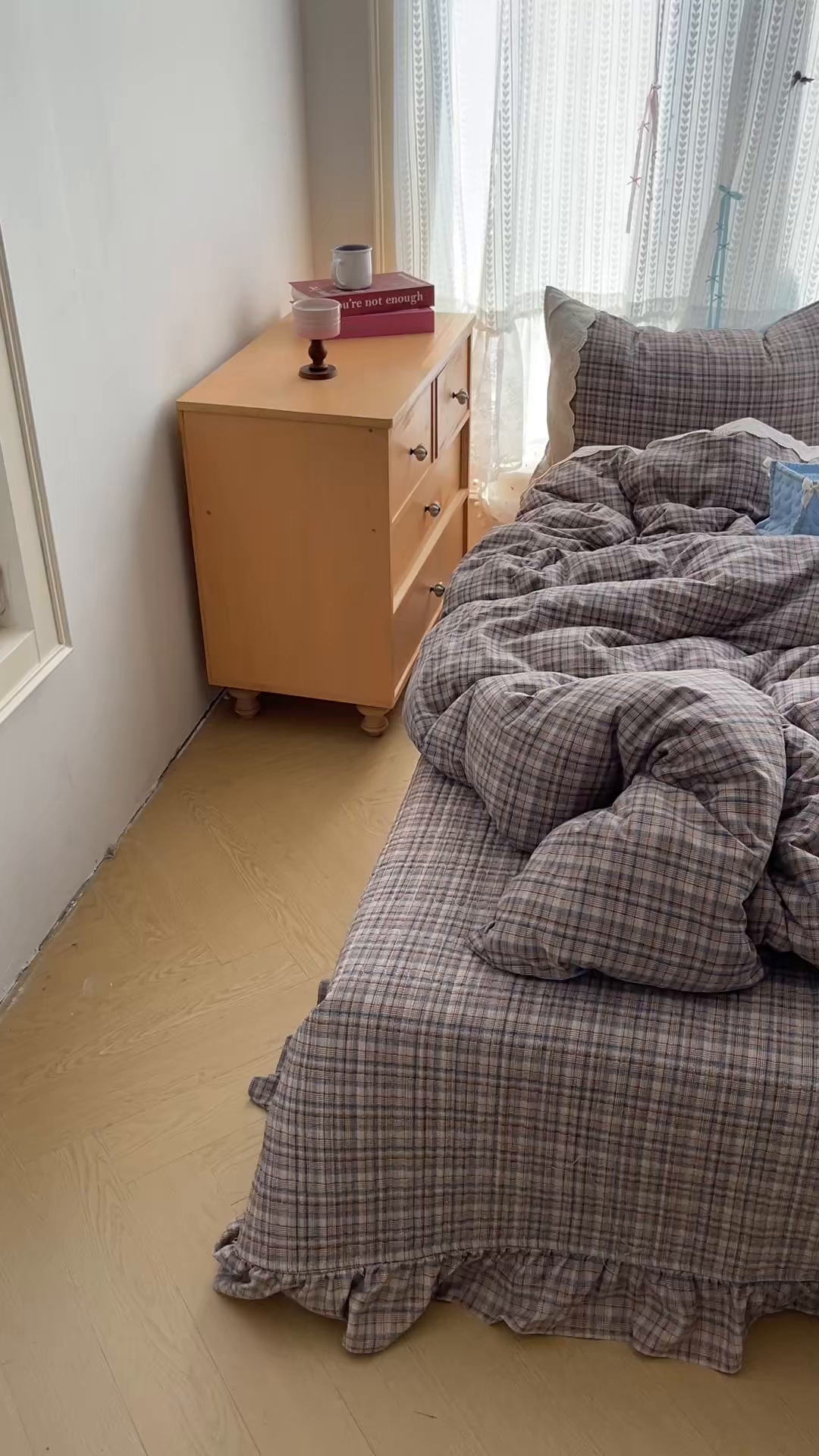 91家纺网 家纺一手货源 找家纺 轻奢坊 2025新款125g高克重皱皱撒欢复古格子蕾丝花边四件套 咖啡方格