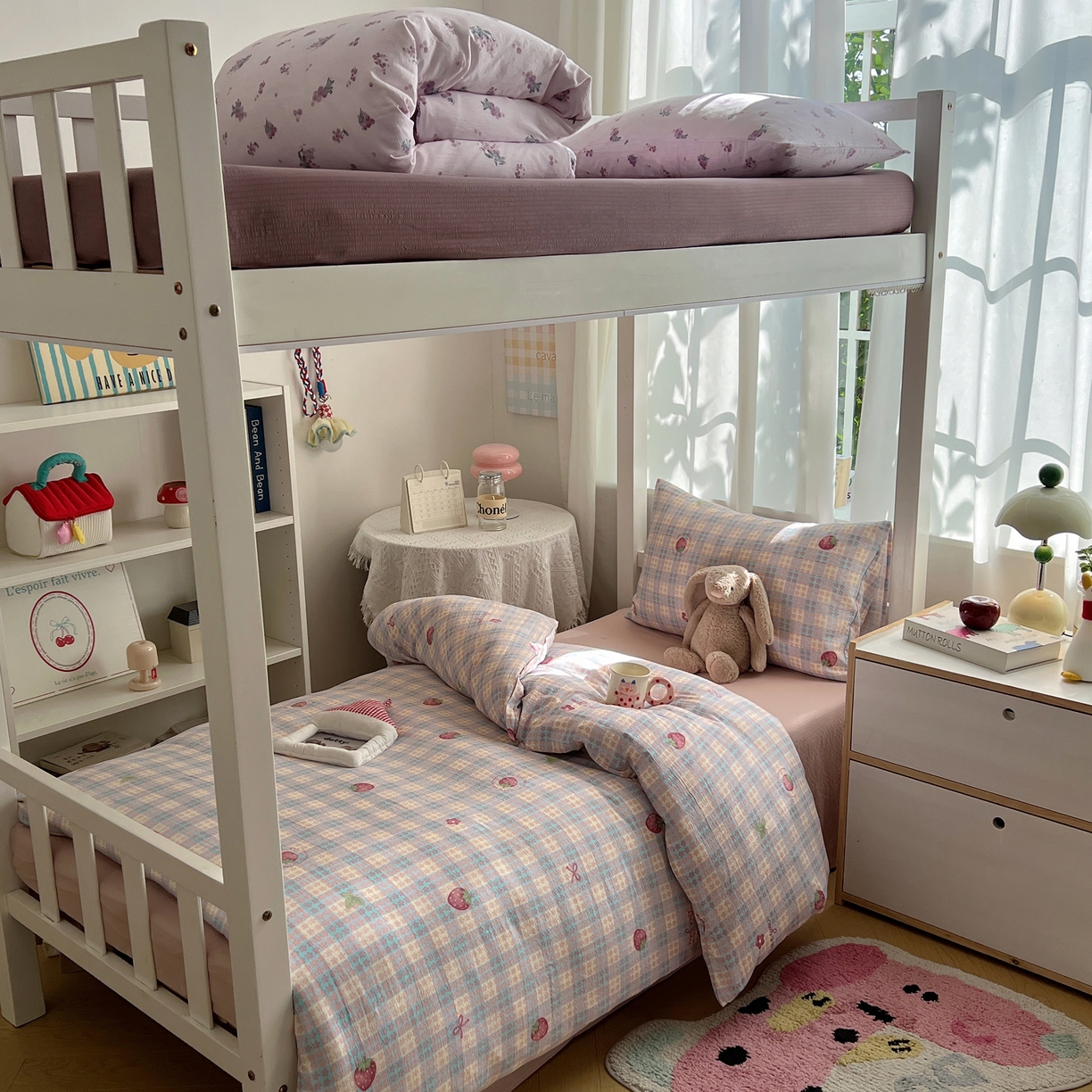 91家纺网 家纺一手货源 找家纺 韩巢家纺 2025新款双层纱学生季床铺单件被套宿舍寝室上下铺三件套 有草莓的地方