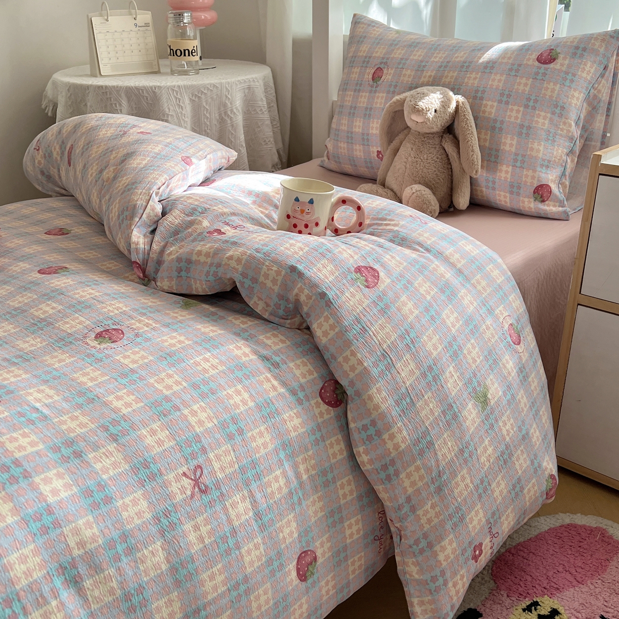 91家纺网 家纺一手货源 找家纺 韩巢家纺 2025新款双层纱学生季床铺单件被套宿舍寝室上下铺三件套 有草莓的地方